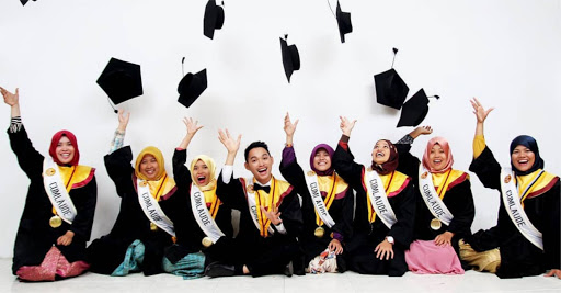 Persembahan Lulusan Terbaik Wisuda UNSOED Mengharukan